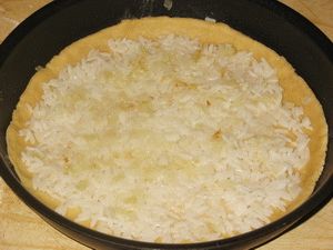 на тесто выложить рис и лук